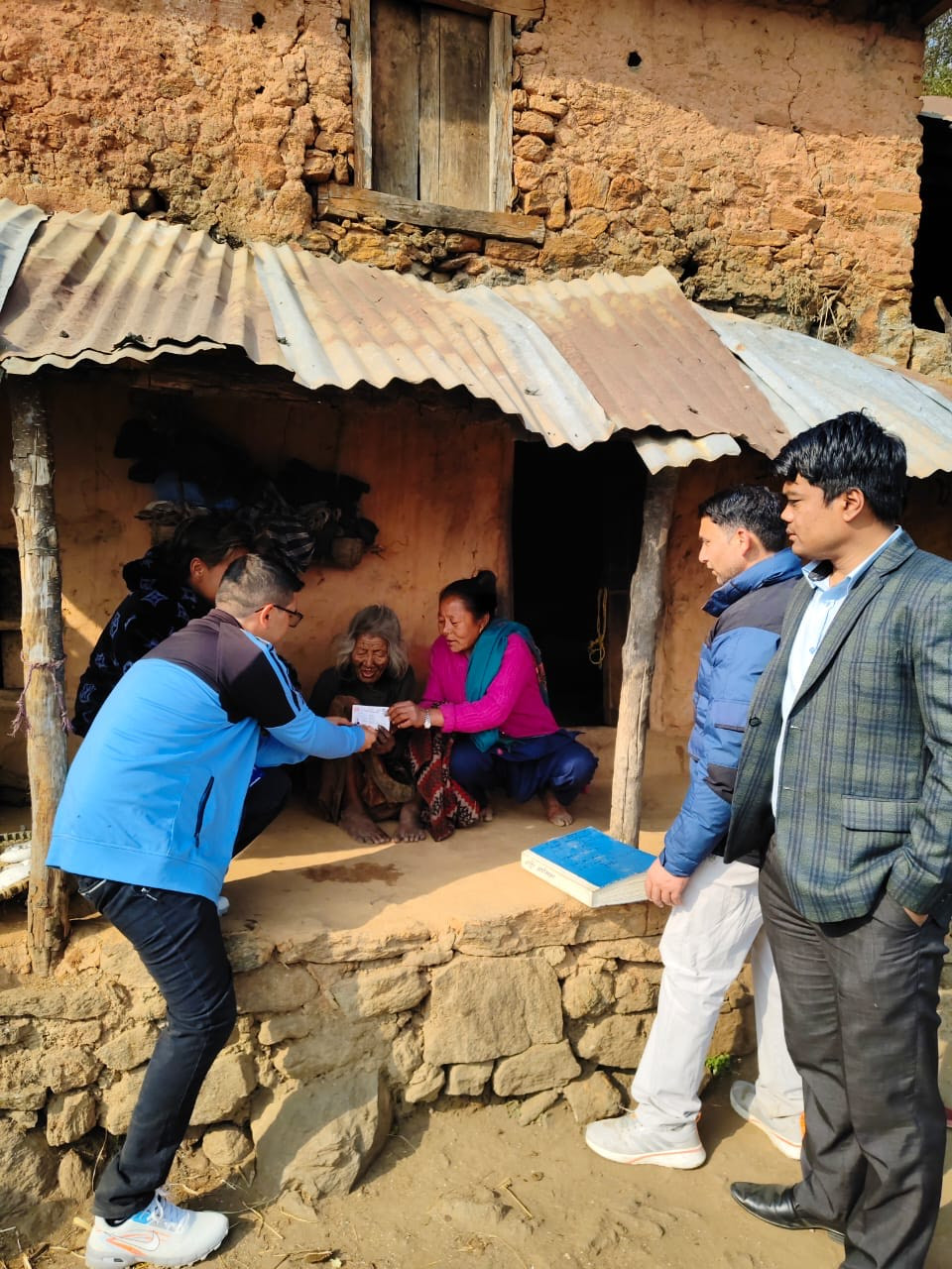 शंखरापुर न.पा २ बस्ने वर्ष ८० काे मोती तामाङलाइ घरमै गइृ नागरिकता वितरण गरियाे