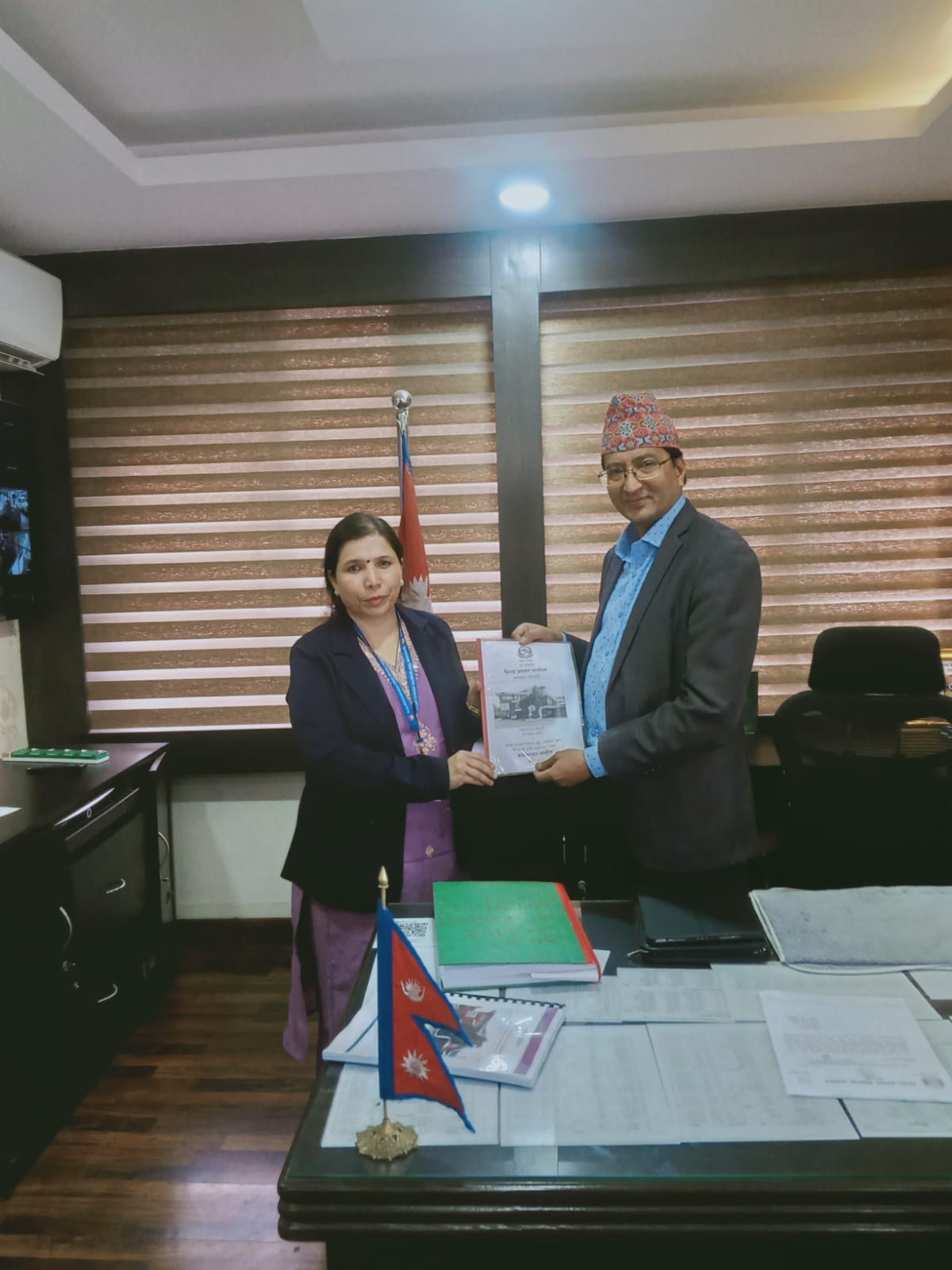 जिल्ला प्रशासन कार्यालय काठमाण्डाैका प्रमुख जिल्ला अधिकारी र इलाका प्रशासन कार्यालय साँखुका कार्यालय प्रमुख बिच भएकाे आ.व.२०८१/०८२ काे कार्य सम्पादन सम्झाैता