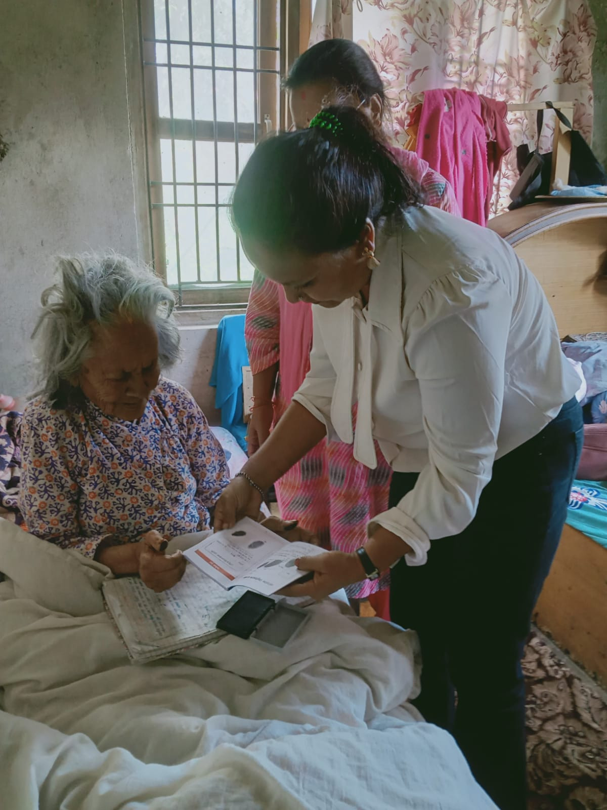 गाेकर्णेश्वर न‍.पा  ४ काे १०० वर्षकाे जेष्ठ नागरिकलाइ घरमै गइ सेवा प्रदान गरिएकाे ।